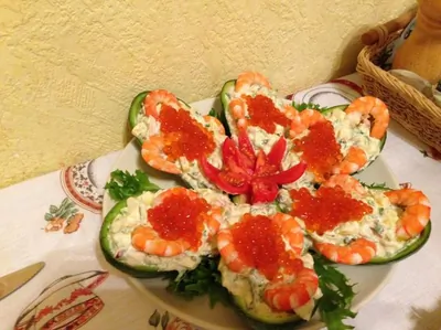 Салат с креветками в лодочках из авокадо