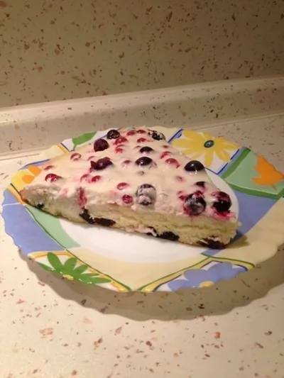 Пирог с яблоком, ягодами и корицей