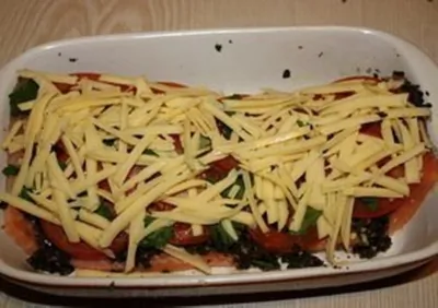 Лосось с маслинами и томатами