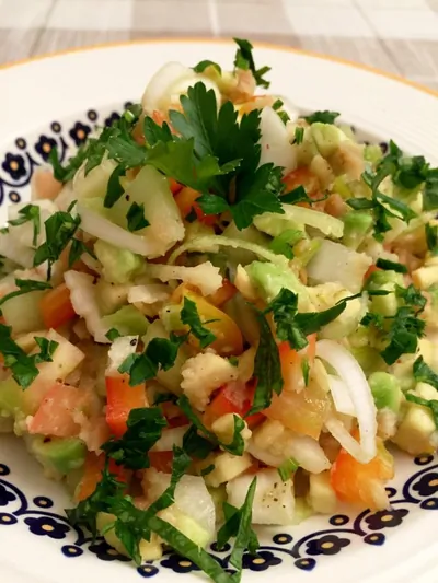 Салат «Панцанелла» из свежих овощей