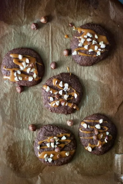 Шоколадное печенье с карамелью и фундуком