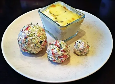 Яйца с моцареллой, сливочные шарики и тосты с томатами