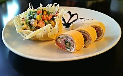 Рулетики с овощами и салат с креветками в сырной корзинке