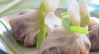 Мешочки с курицей в сладком соусе с орехами