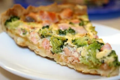 Пирог с лососем, брокколи и сыром