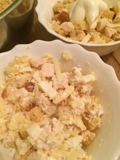 Салат из курицы с сыром и сухариками