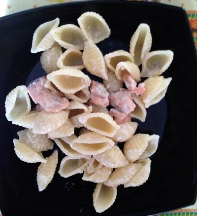 Паста конкилье в сливочно-сырном соусе с горбушей