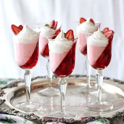 Клубничное парфе со сливками