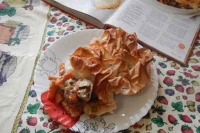 Пастуший пирог с корочкой из слоеного теста
