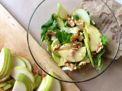 Салат с грушей и копченым сыром
