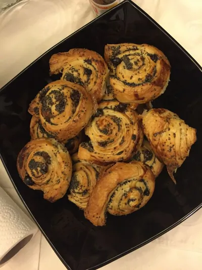 Булочки с маком и изюмом