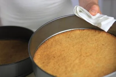 Торт с лесными ягодами и соусом из клубники