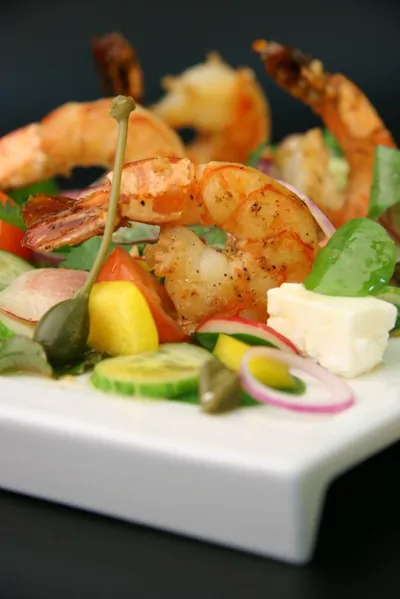 Салат в греческом стиле с соусом ceviche