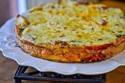 Фриттата c картофелем, сладким перцем, зеленью и сыром