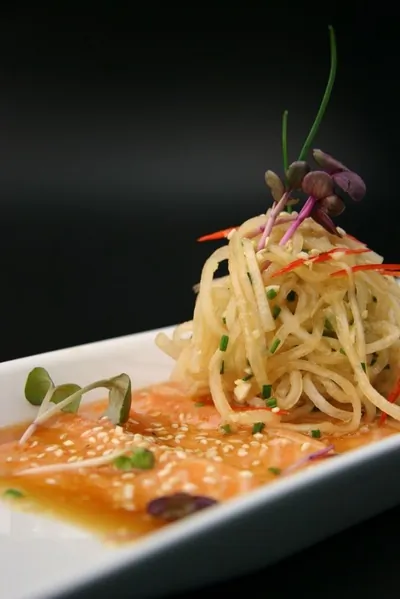 Карпаччо из филе лосося в имбирном маринаде с лапшой из дайкона