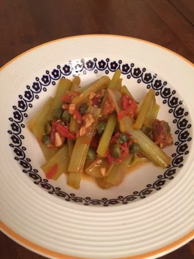 Цикорий, тушенный с помидорами и чесноком