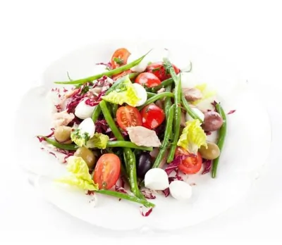 Салат с моцареллой, тунцом и стручковой фасолью