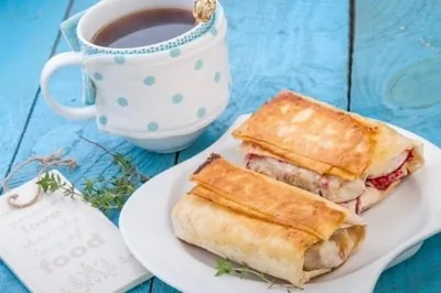 Вишня с сыром Моцарелла в лаваше