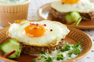 Бифштекс из говядины с яйцом с огуречно-йогуртовым соусом