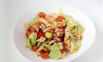 Салат с лимонной курицей и авокадо