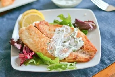 Жареная рыба под йогуртом с зеленью