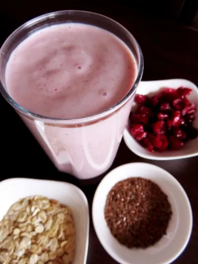 Бананово-клюквенный смузи с овсяными хлопьями и семенами льна