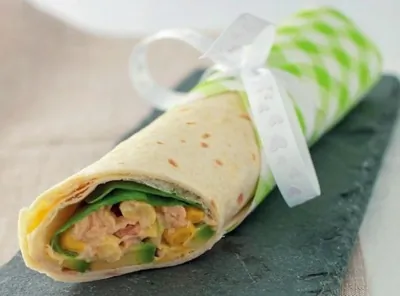 Рулет из лаваша с тунцом и кукурузой