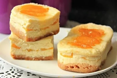 Творожная запеканка с кокосом и персиками