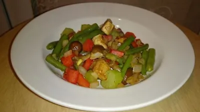 Теплый салат из овощей и тофу