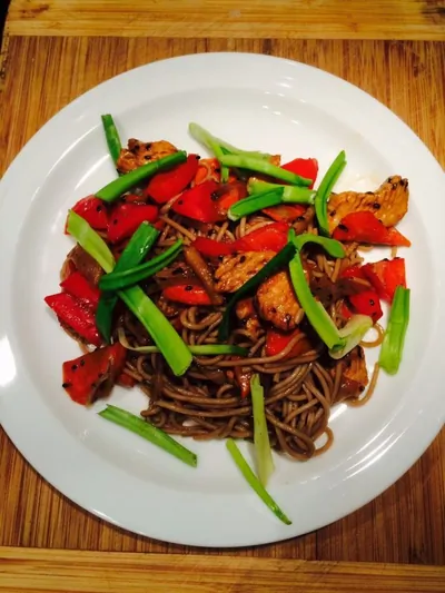 Стир-фрай из индейки в устричном соусе с лапшой соба