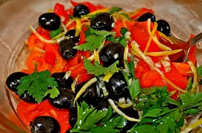 Салат с печеным сладким перцем и оливками