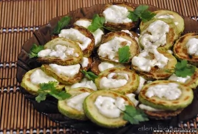 Жареные кабачки с чесночным соусом