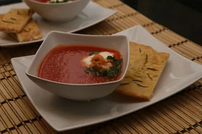 Острый томатный суп с сыром рикотта