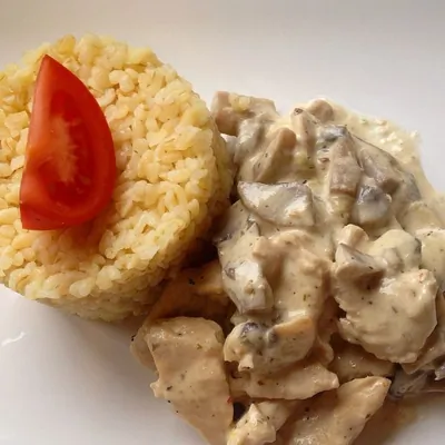 Индейка с грибами в сливочном соусе с булгуром