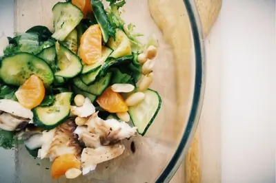 Салат с треской, мандаринами и заправкой из уксуса с манго