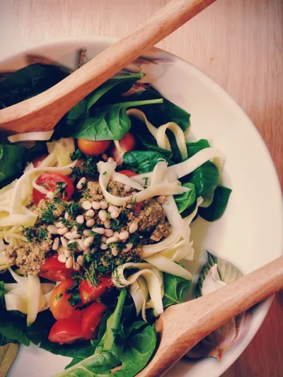 Салат из молодого кабачка с помидорами черри и мятным сицилийским песто