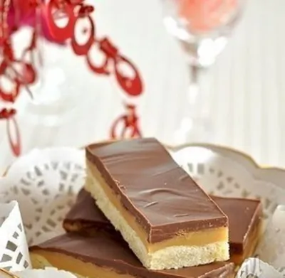 Песочное печенье с вареной сгущенкой под шоколадной глазурью