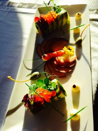 Тартар из тунца в авокадо