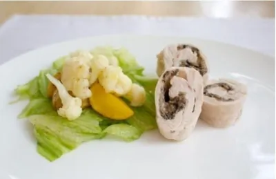 Рулетик из филе индейки с черносливом