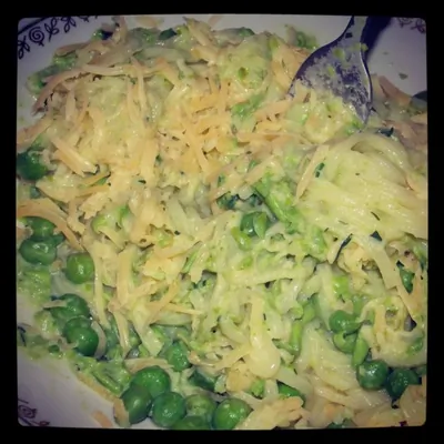 Тальятелли с зеленым горошком, кресс-салатом и пармезаном