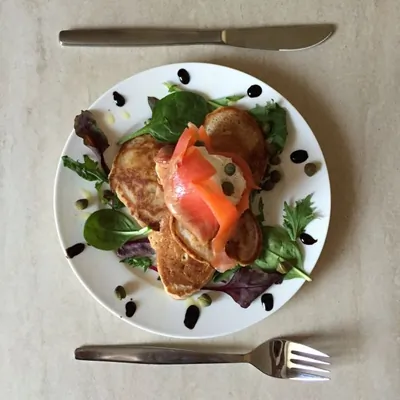 Гречневые оладьи с семгой