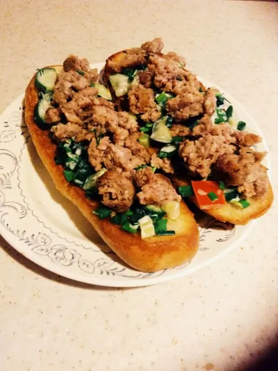 Брускетта с фаршем и овощами