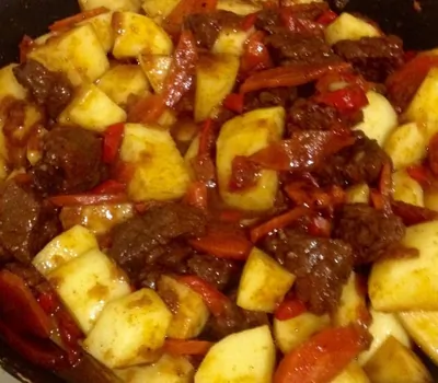 Гуляш из говядины с картофелем