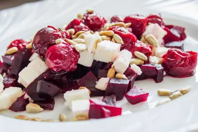 Салат со свеклой, вишней, сыром и орехами