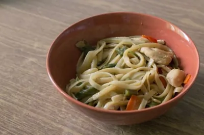 Лапша с курицей, овощами и соевым соусом