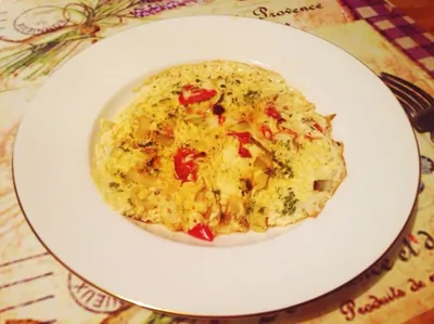 Омлет с луком-пореем и помидорами