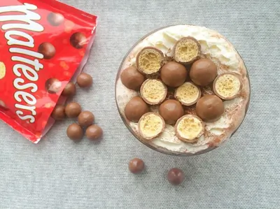 Молочный горячий шоколад c конфетами Maltesers