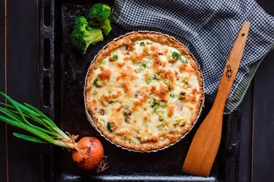 Киш с красной рыбой и брокколи