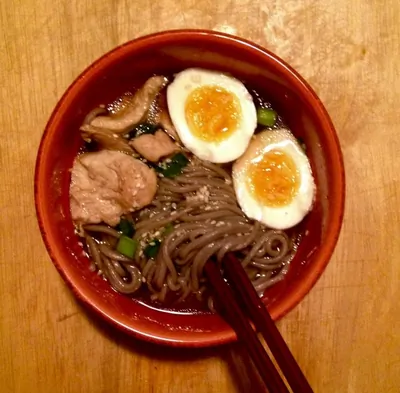 Простой японский суп с гречневой лапшой