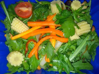 Салат из рукколы, шпината, моркови и кукурузой.